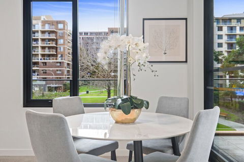 HomeHotel Walking Distance To Train & Westfield - Getaway Accommodation 3