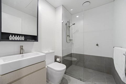HomeHotel Walking Distance To Train & Westfield - Getaway Accommodation 1