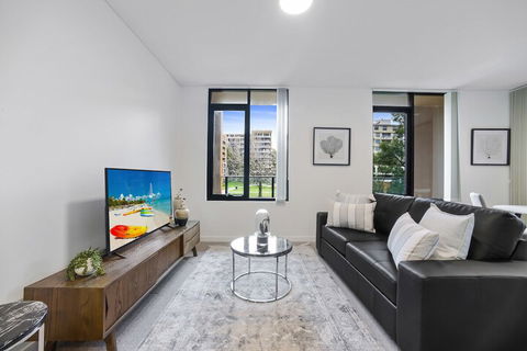 HomeHotel Walking Distance To Train & Westfield - Getaway Accommodation 2