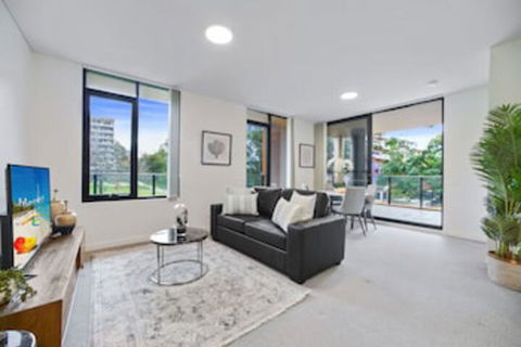 HomeHotel Walking Distance To Train & Westfield - Getaway Accommodation 0