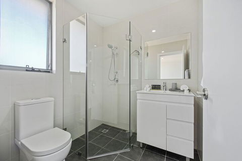 HomeHotel Luxurious 3 Bedrooms - Getaway Accommodation 4