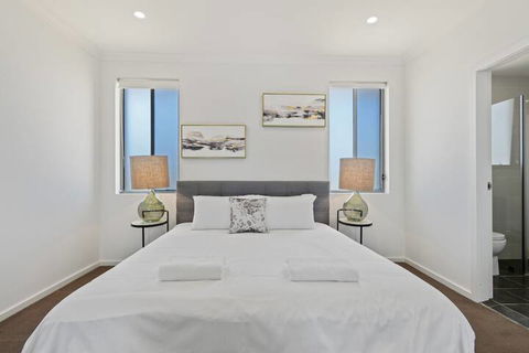 HomeHotel Luxurious 3 Bedrooms - Getaway Accommodation 2