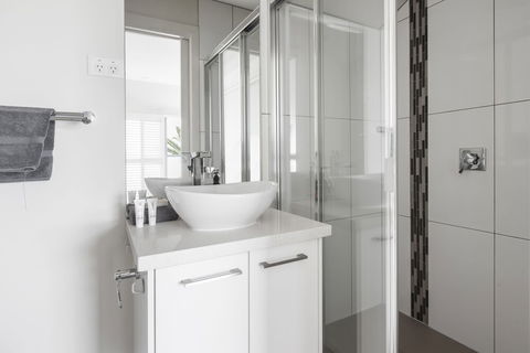 The Jetty Beach Apartment By Ready Set Host - Getaway Accommodation 6