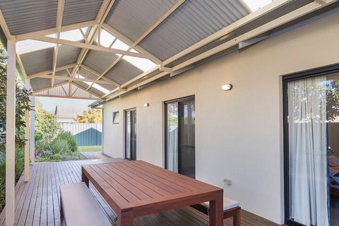 Footsteps From The Bay - Getaway Accommodation 7