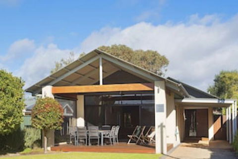 Footsteps From The Bay - Getaway Accommodation 0