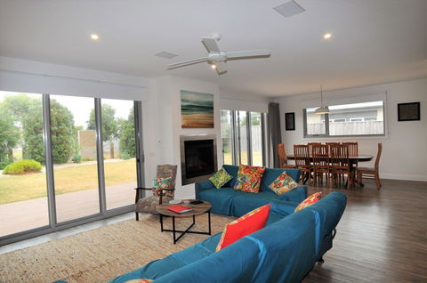 Sunnyside Surf Side - Getaway Accommodation 3
