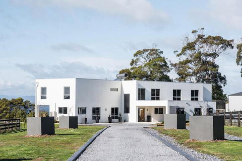 Paradise Point Tamar Valley Residence With Pool - Getaway Accommodation 5