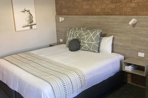 Hamilton's Henry Parkes Motor Inn, Parkes - Getaway Accommodation 4