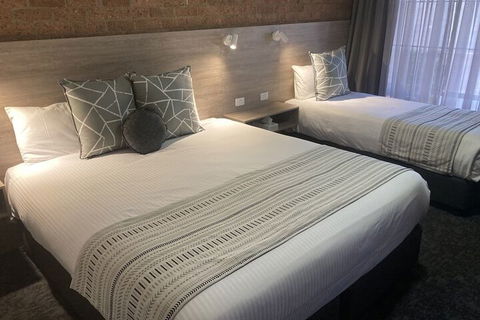 Hamilton's Henry Parkes Motor Inn, Parkes - Getaway Accommodation 1