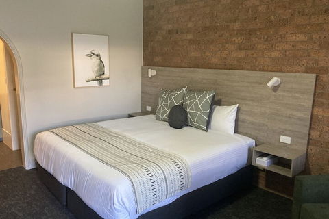 Hamilton's Henry Parkes Motor Inn, Parkes - Getaway Accommodation 7
