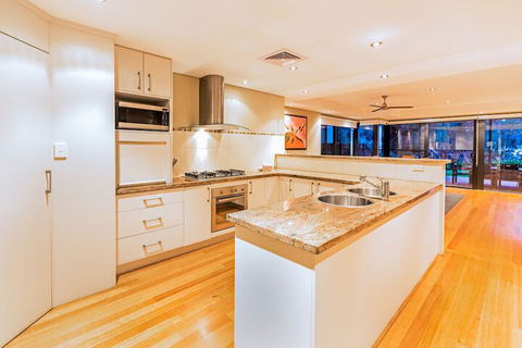 Regency Beach Club - Getaway Accommodation 3