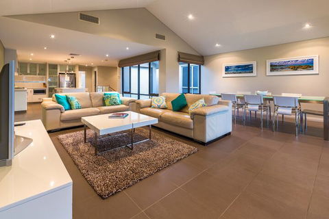 Regency Beach Club - Getaway Accommodation 6