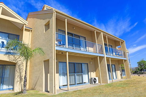 The Marina Hotel - Getaway Accommodation 1
