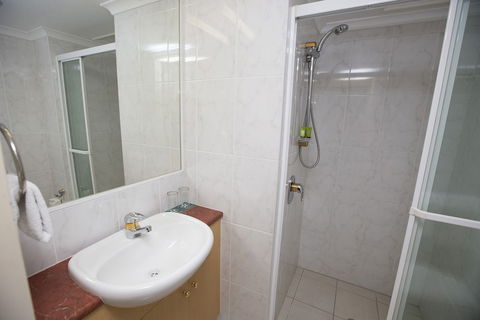 Springwood Tower Apartment Hotel - Getaway Accommodation 3