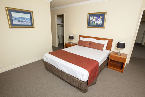 Springwood Tower Apartment Hotel - Getaway Accommodation 5