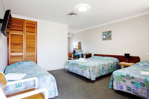 Vale Hotel - Getaway Accommodation 4