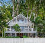 Decked Out by The Sea - Getaway Accommodation