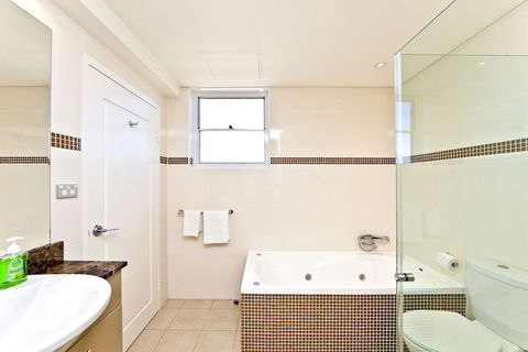 Harbourview Penthouse - Getaway Accommodation 7