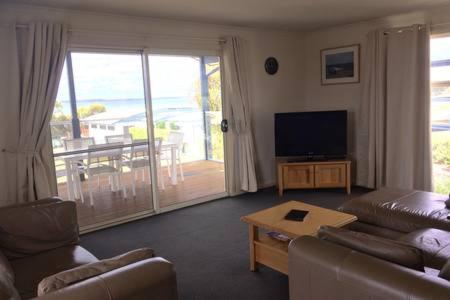 Bayview Beach House Apartment No 1 - Getaway Accommodation 3