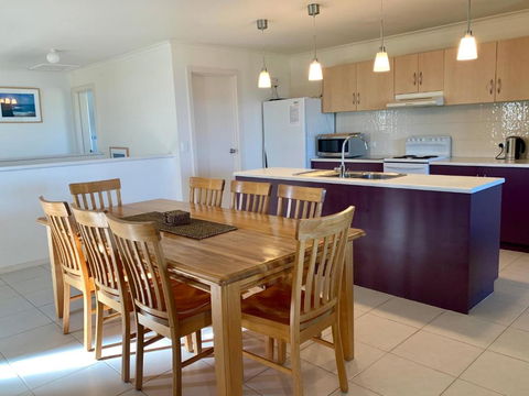 Bayview Beach House Apartment No 1 - Getaway Accommodation 2