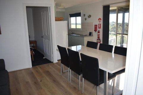 Tidal Dreaming Seaview Cottages - Getaway Accommodation 2