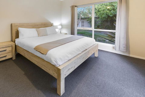 Bluff View River House Stunning Riverfront - Getaway Accommodation 7