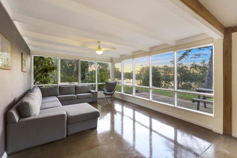 Bluff View River House Stunning Riverfront - Getaway Accommodation 6