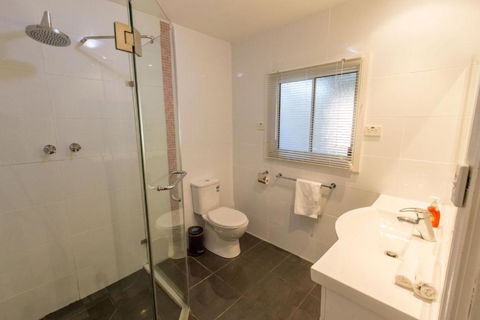 Bluff View River House Stunning Riverfront - Getaway Accommodation 5