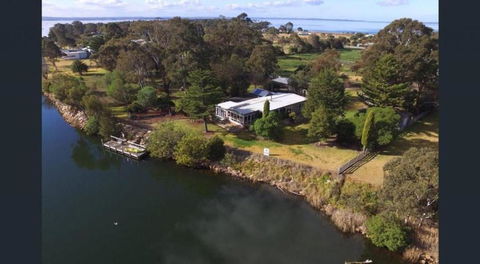 Bluff View River House Stunning Riverfront - Getaway Accommodation 2