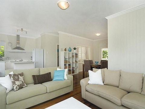 Henzell Street 28. Dicky Beach - Getaway Accommodation 4