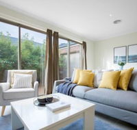 Spacious Lovely Home In Point Cook - Getaway Accommodation