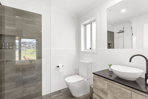 Dolphin Studio Apartment 1a Ocean Street - Getaway Accommodation 7