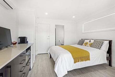 Dolphin Studio Apartment 1a Ocean Street - Getaway Accommodation 6