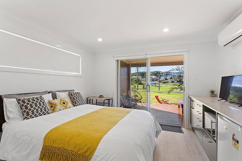Dolphin Studio Apartment 1a Ocean Street - Getaway Accommodation 5