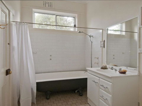 Hollyoak Cottage Delightful Ducks & Doileys! - Getaway Accommodation 2