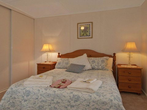 Hollyoak Cottage Delightful Ducks & Doileys! - Getaway Accommodation 1