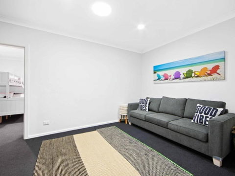 Hibbard Waterfront Escape - Getaway Accommodation 6