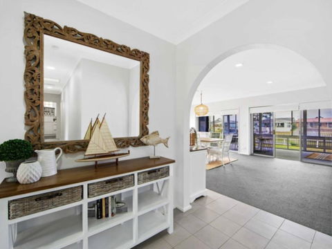 Hibbard Waterfront Escape - Getaway Accommodation 1