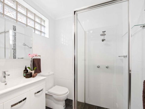 Hibbard Waterfront Escape - Getaway Accommodation 4