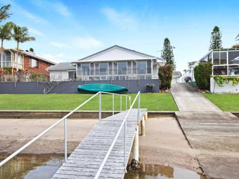 Hibbard Waterfront Escape - Getaway Accommodation 2