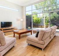 PALM COURT RETREAT MORNINGTON - Getaway Accommodation
