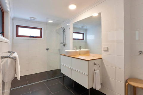 DOLPHIN LOOKOUT COTTAGE Amazing Views Of The Bay Of Fires - Getaway Accommodation 1