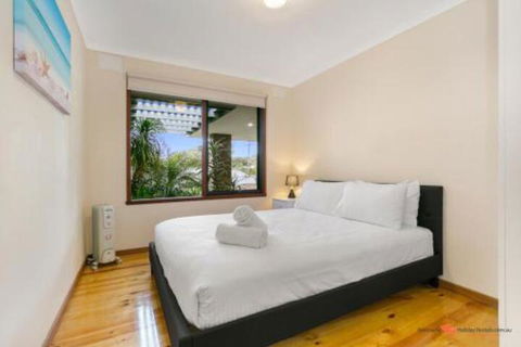 Family Getaway Walk To Bay Beach - Getaway Accommodation 6