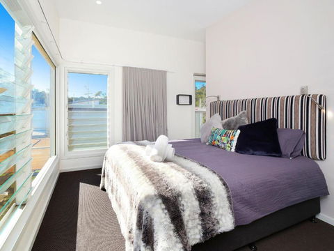 The Wharf House Budgewoi - Getaway Accommodation 5