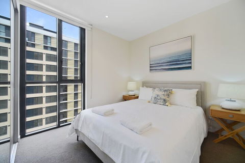 HomeHotel Luxurious High Rise Apt - Getaway Accommodation 3