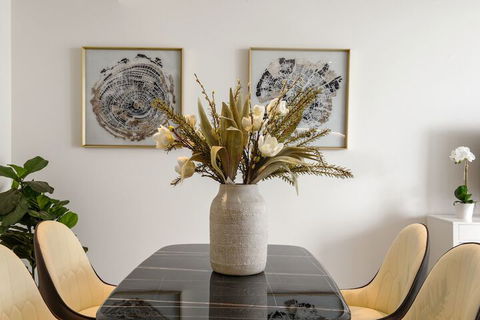 HomeHotel Luxurious High Rise Apt - Getaway Accommodation 5