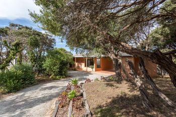 Latham Beach House - Getaway Accommodation 6