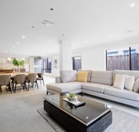 Lightful Charming House With Free Parking - Getaway Accommodation