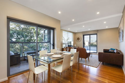 2 Bdrm North Sydney With Harbour Views - Getaway Accommodation 7