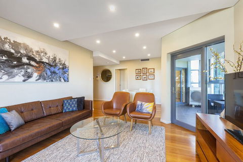 2 Bdrm North Sydney With Harbour Views - Getaway Accommodation 3